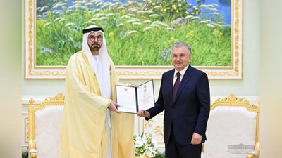Изрображение 'Президент Узбекистана вручил орден "Дустлик" министру по делам правительства ОАЭ'