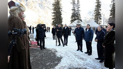 Изрображение 'Перед отъездом в Ташкент глава Узбекистана с супругой побывали в природном парке «Ала-Арча»'