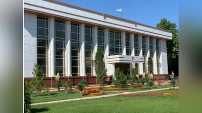 Изрображение 'Здание хокимията Джизака взято на карантин'