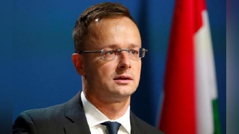 Изрображение 'Министр иностранных дел и внешней торговли Венгрии прибывает в Узбекистан'