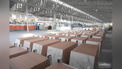 Изрображение 'Глава Узбекистана побывал на предприятии по выпуску керамических изделий в Кувасае'