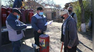 'Qishda “daftar”larga kiritilgan oilalarda ko`mir va suyultirilgan gaz bilan bog`liq muammo bo`lmaydi'ning rasmi