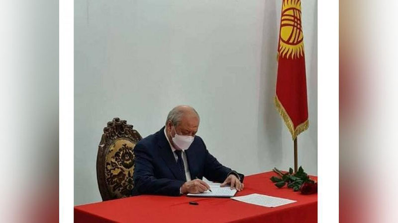 Изрображение 'Глава МИД Узбекистана оставил слова соболезнования в книге Посольства Кыргызстана'