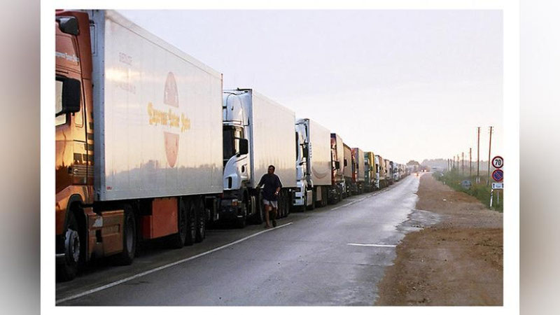 Изрображение 'Посольство помогло 12 узбекским дальнобойщикам, заблокированным на украинско-российской границе'