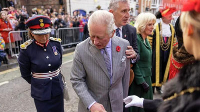 Изрображение 'Короля Великобритании Карла III забросали яйцами (видео)'