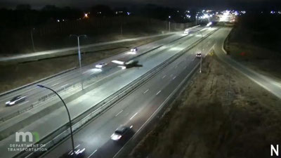 Изрображение 'Пилоту в США пришлось садиться прямо на оживлённую дорогу (видео)'