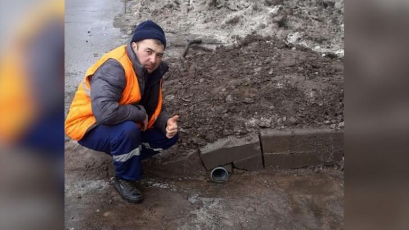 Изрображение 'Дворник из Узбекистана стал звездой соцсетей в Санкт-Петербурге (видео)'