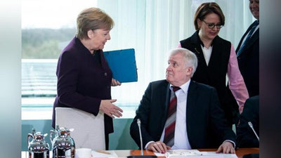 Изрображение 'Видео: немецкий министр отказался пожать руку Меркель из-за коронавируса'