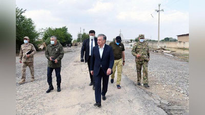 Изрображение 'Глава государства побывал в махалле, которая первой приняла удар стихии (фото)'