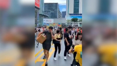 Изрображение 'Массовый побег из качающегося китайского небоскреба попал на видео'