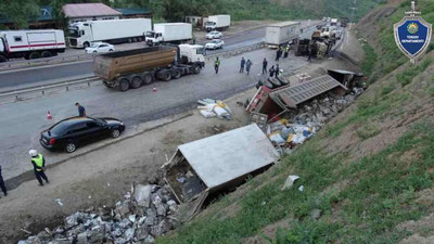 Изрображение 'Страшное ДТП на трассе "Ташкент-Ош" с участием трех грузовиков: водители погибли (фото)'