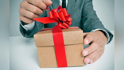 Изрображение 'Определен порядок получения подарка государственным гражданским служащим'