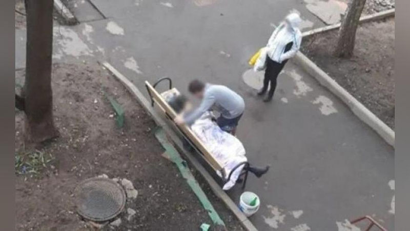 Изрображение 'В Москве женщину оставили умирать на лавке после госпитализации (видео)'