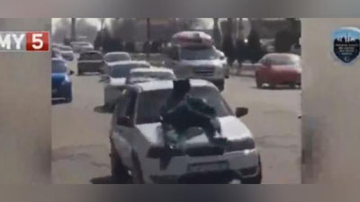 Изрображение 'НА ВОДИТЕЛЯ, ПРОКАТИВШЕГО ИНСПЕКТОРА ДПС НА КАПОТЕ, МОГУТ ЗАВЕСТИ УГОЛОВНОЕ ДЕЛО'