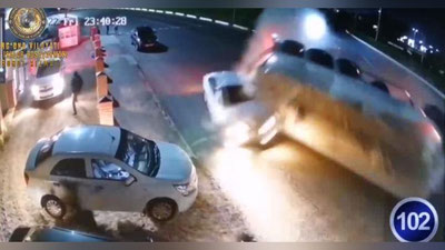 Изрображение 'Опрокинувшийся на дороге грузовик в Маргилане снес три автомобиля (видео)'