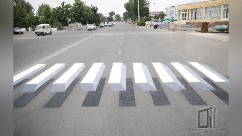 Изрображение 'НА НАМАНГАНСКИХ ДОРОГАХ НАРИСОВАЛИ 3D-ЗЕБРУ'