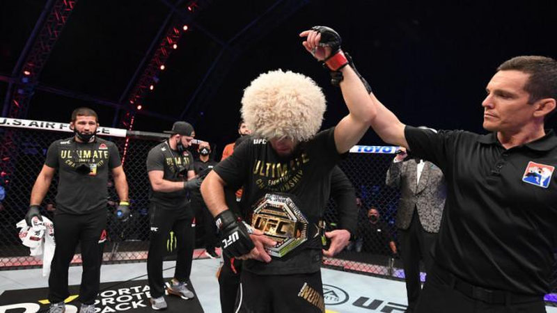 Изрображение 'Нурмагомедов победил Гэтжи на UFC 254 и объявил о завершении карьеры (видео)'