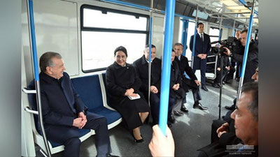 Изрображение 'Президент осмотрел новые станции надземного метро и проехался по новой линии (фото)'