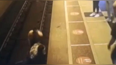 Изрображение 'Пассажир московского метро спас человека, упавшего на рельсы (видео)'