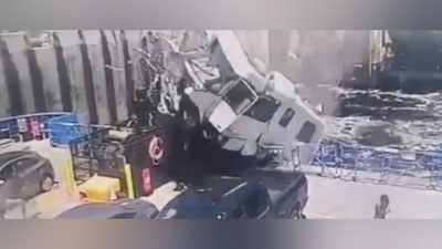 Изрображение 'В Канаде фургон "залетел" на паром и разбился вдребезги (видео)'