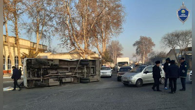 Изрображение 'В Коканде опрокинулся пассажирский автобус (фото)'