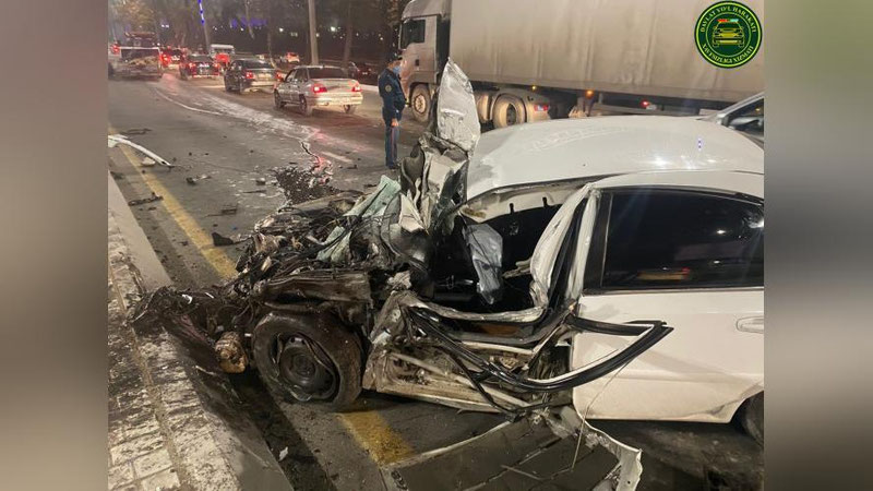 Изрображение 'На улице Бунедкор в Ташкенте водитель "Ласетти" врезался в эвакуатор'