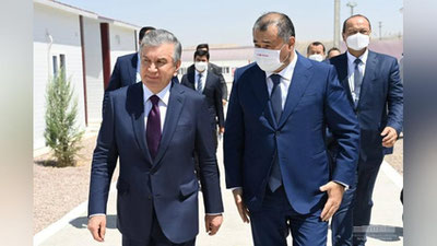 'Davlat rahbari Olmaliq kon-metallurgiya kombinatining 3-mis boyitish fabrikasida yaratilgan sharoitlarni ko`zdan kechirdi'ning rasmi
