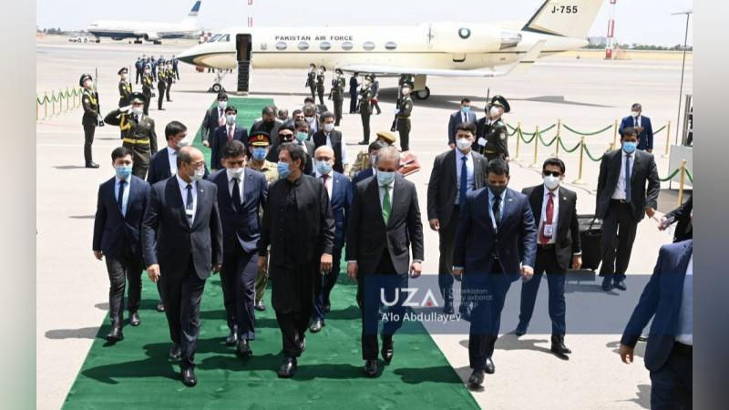 Изрображение 'В ташкентском аэропорту встретили премьер-министра Пакистана'