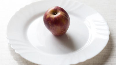 Изрображение 'Японка проделала с яблоком невообразимое и стала звездой Сети (видео)'