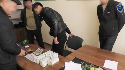 Изрображение 'В Джизаке парень вымогал у своей девушки $10 тысяч за фото личного характера'