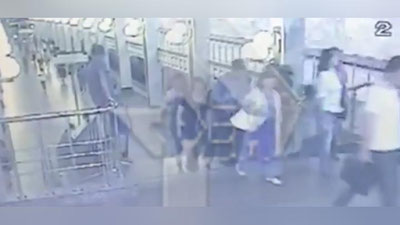 Изрображение 'В МОСКВЕ ПАССАЖИР МЕТРО СОВЕРШИЛ СМЕРТЕЛЬНОЕ ПАДЕНИЕ С ПЕРИЛ (ВИДЕО)'