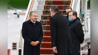 Изрображение 'Президент Шавкат Мирзиёев прибыл в Москву'