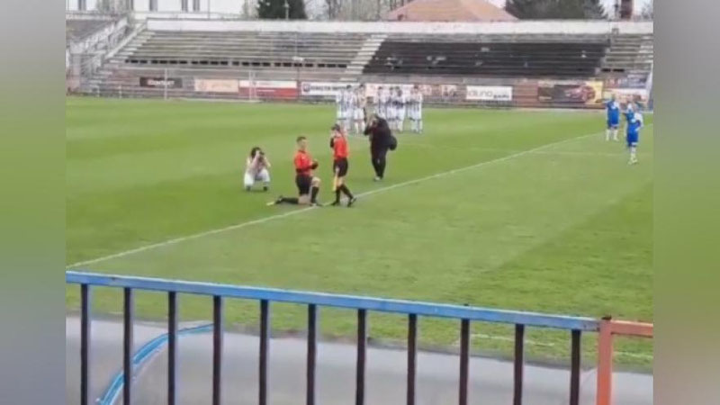 Изрображение 'ФУТБОЛЬНЫЙ СУДЬЯ СДЕЛАЛ ПРЕДЛОЖЕНИЕ ДРУГОМУ ВО ВРЕМЯ МАТЧА (ВИДЕО)'
