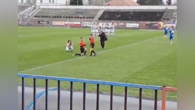 Изрображение 'ФУТБОЛЬНЫЙ СУДЬЯ СДЕЛАЛ ПРЕДЛОЖЕНИЕ ДРУГОМУ ВО ВРЕМЯ МАТЧА (ВИДЕО)'