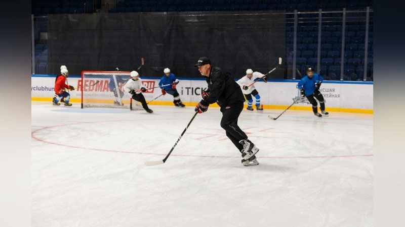 Изрображение 'В Ташкенте тренер с мировым именем обучает юных хоккеистов'