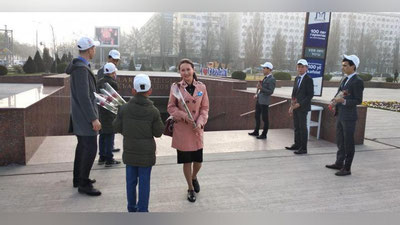 Изрображение 'ПРЕКРАСНУЮ ПОЛОВИНУ ТАШКЕНТА ПОЗДРАВЛЯЮТ ОКОЛО СТАНЦИЙ МЕТРО (ФОТО)'