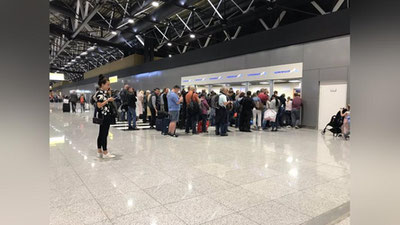 Изрображение 'Застрявшим во "Внуково" узбекистанцам отвели специальную зону (видео)'