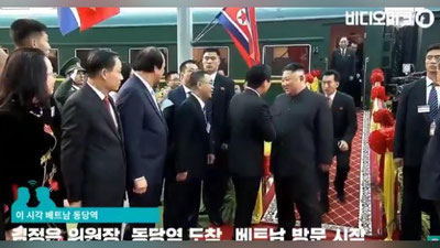 Изрображение 'ПЕРЕВОДЧИК ЛИДЕРА КНДР ПРОСЛАВИЛСЯ БЛАГОДАРЯ БЫСТРОМУ ЗАБЕГУ (ВИДЕО)'