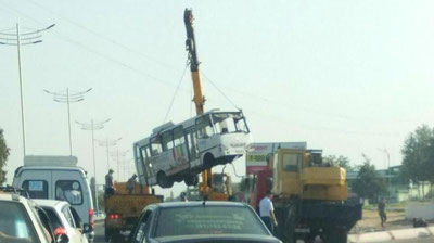 Изрображение 'В Сергели опрокинулся автобус Isuzu, есть пострадавшие'