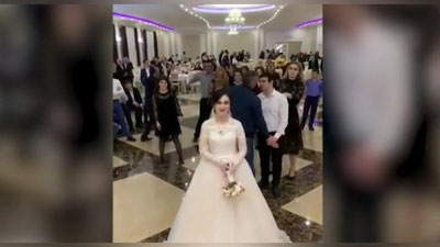 Изрображение 'КОГДА СИЛЬНО ХОЧЕТСЯ ЗАМУЖ: ДВЕ ДАГЕСТАНКИ ПОДРАЛИСЬ ИЗ-ЗА БУКЕТА (ВИДЕО)'