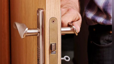 Изрображение 'Как выселить нежеланного гостя?'