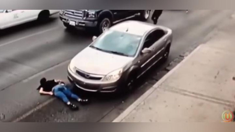 Изрображение 'ВЫСОКИЕ КАБЛУКИ ПРИВЕЛИ МЕКСИКАНКУ ПРЯМО ПОД КОЛЕСА АВТО (ВИДЕО, 18+)'