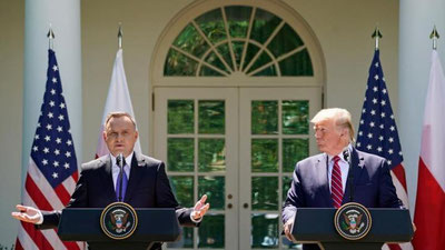 Изрображение 'Паук сплел паутину между Трампом и Дудой (видео)'