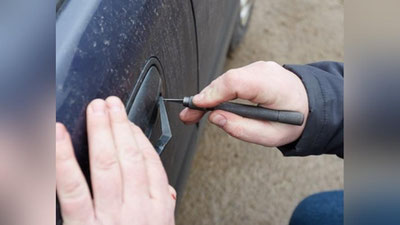 Изрображение 'ДОБЫЧЕЙ АВТОМОБИЛЬНОГО ВОРА В АЛМАЗАРЕ СТАЛА ... ПАЧКА СИГАРЕТ'