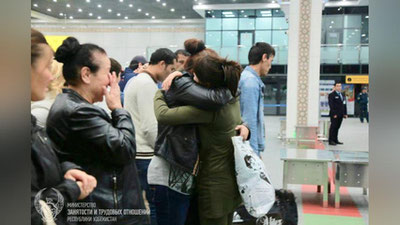 Изрображение 'ВОЗВРАЩЕНА ПЕРВАЯ ГРУППА ГРАЖДАН, ОКАЗАВШИХСЯ БЕЗ СРЕДСТВ И ДОКУМЕНТОВ В РОССИИ (ФОТО)'