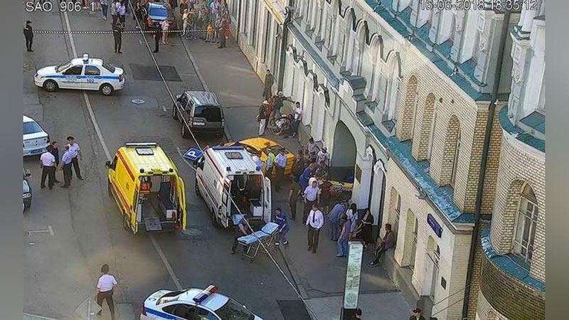 Изрображение 'В ЦЕНТРЕ МОСКВЫ ТАКСИСТ ЕДВА НЕ УБИЛ 8 ЧЕЛОВЕК (ВИДЕО)'