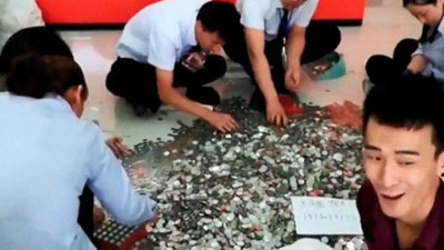 Изрображение 'Китаянка расплатилась за автомобиль 66-тью мешками монет (видео)'