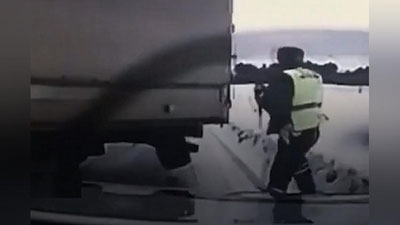 Изрображение 'ВИДЕО: ИНСПЕКТОР ГИБДД В РОССИИ ЧУДОМ УВЕРНУЛСЯ ОТ ФУРЫ'