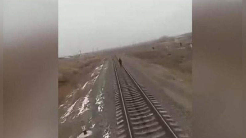 Изрображение 'В СЕТИ ПОЯВИЛОСЬ ВИДЕО СМЕРТЕЛЬНОГО НАЕЗДА ПОЕЗДА НА ПОДРОСТКА В НУКУСЕ'