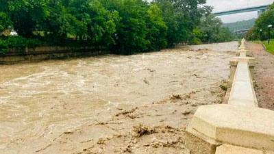 Изрображение 'Затопленные улицы в Сочи сняли на видео'